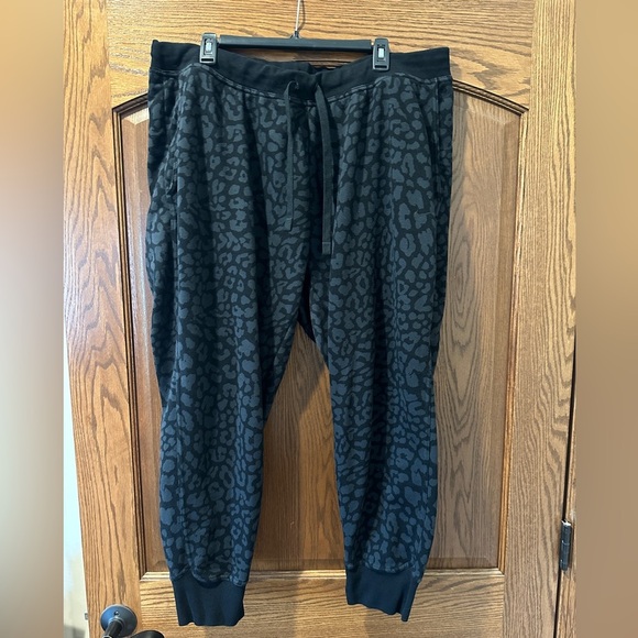 Women’s Nike black leopard print jogger - Picture 1 of 4